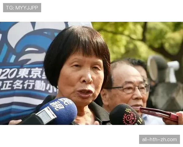 余依婷训练完随手啃蛋白棒的样子，真不像刚拿奖牌的人