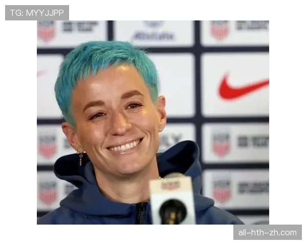 拉皮诺又穿那件亮片夹克去训练了？这姐的场下穿搭比比赛还敢